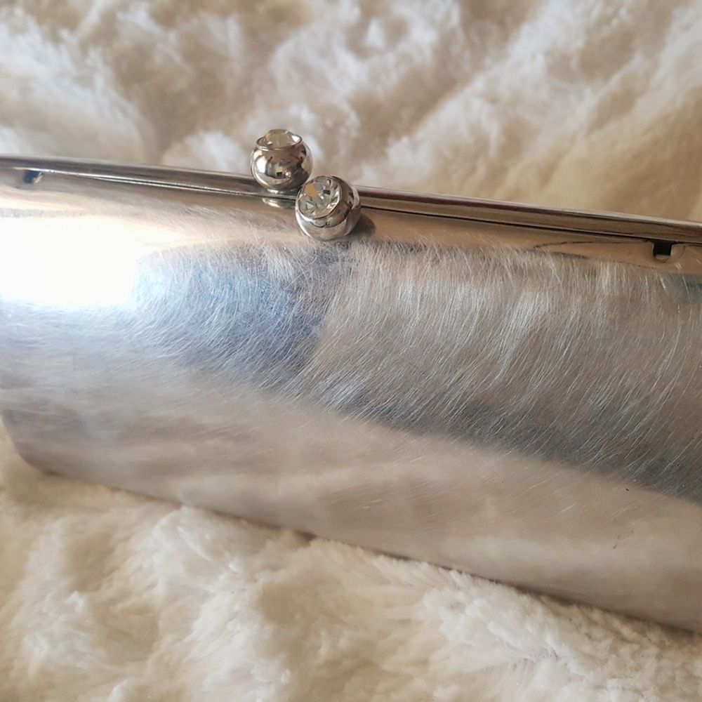 Metal clutch